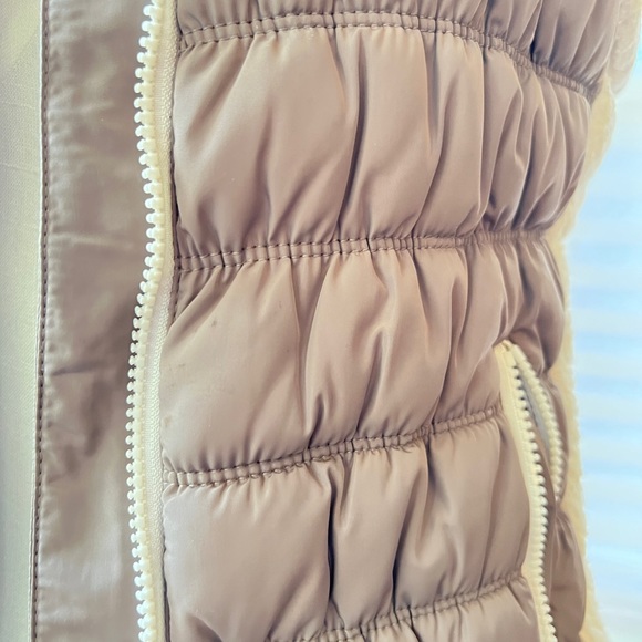 Calvin Klein Vest - size Medium - Picture 4 of 7